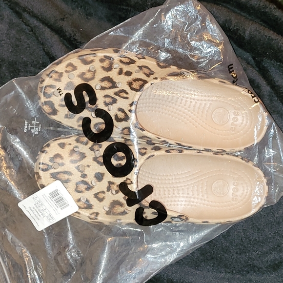 SOLDWomen's Crocs Freesail Leopard Clogs, size 8 - Picture 3 of 6